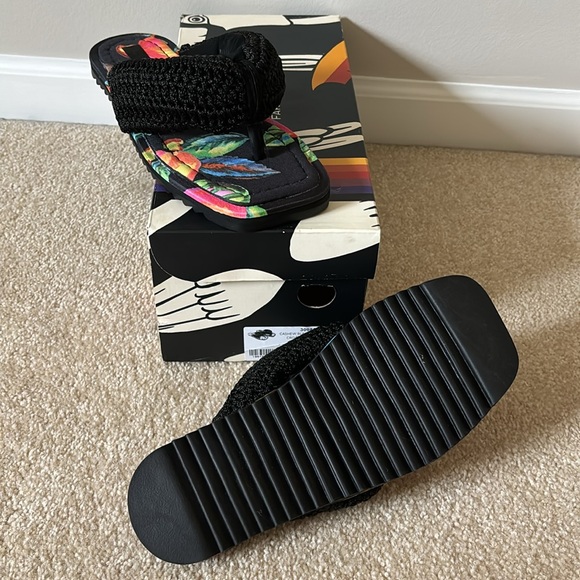 Farm Rio Cashew Black Maxi Crochet Puffy Flip - Picture 3 of 7